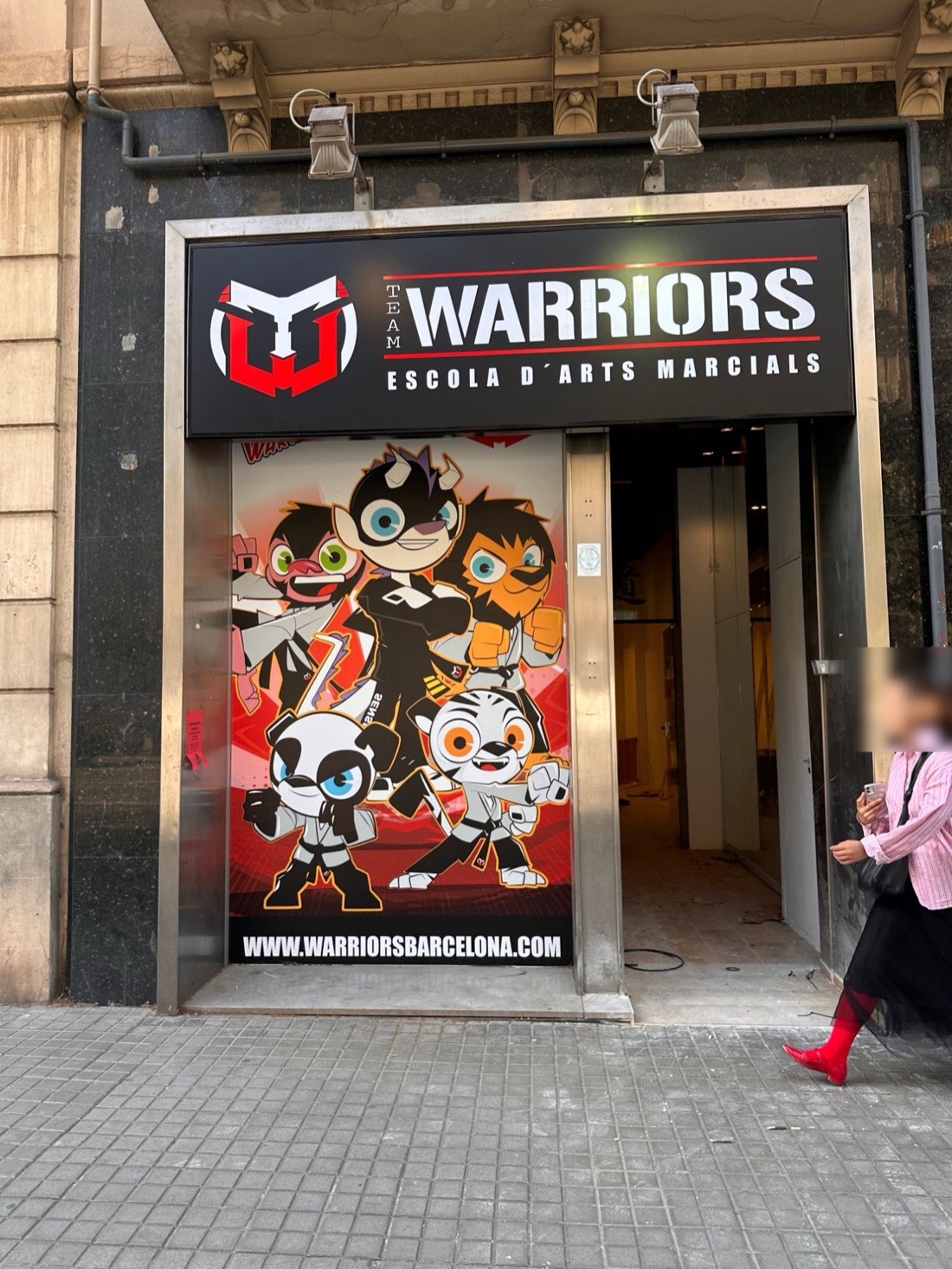 Fachada de Warriors Aragó, carrer d'Aragó 333