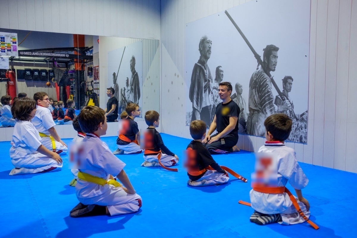 Niños con kimono sentados en el tatami durante una clase de Little Warriors